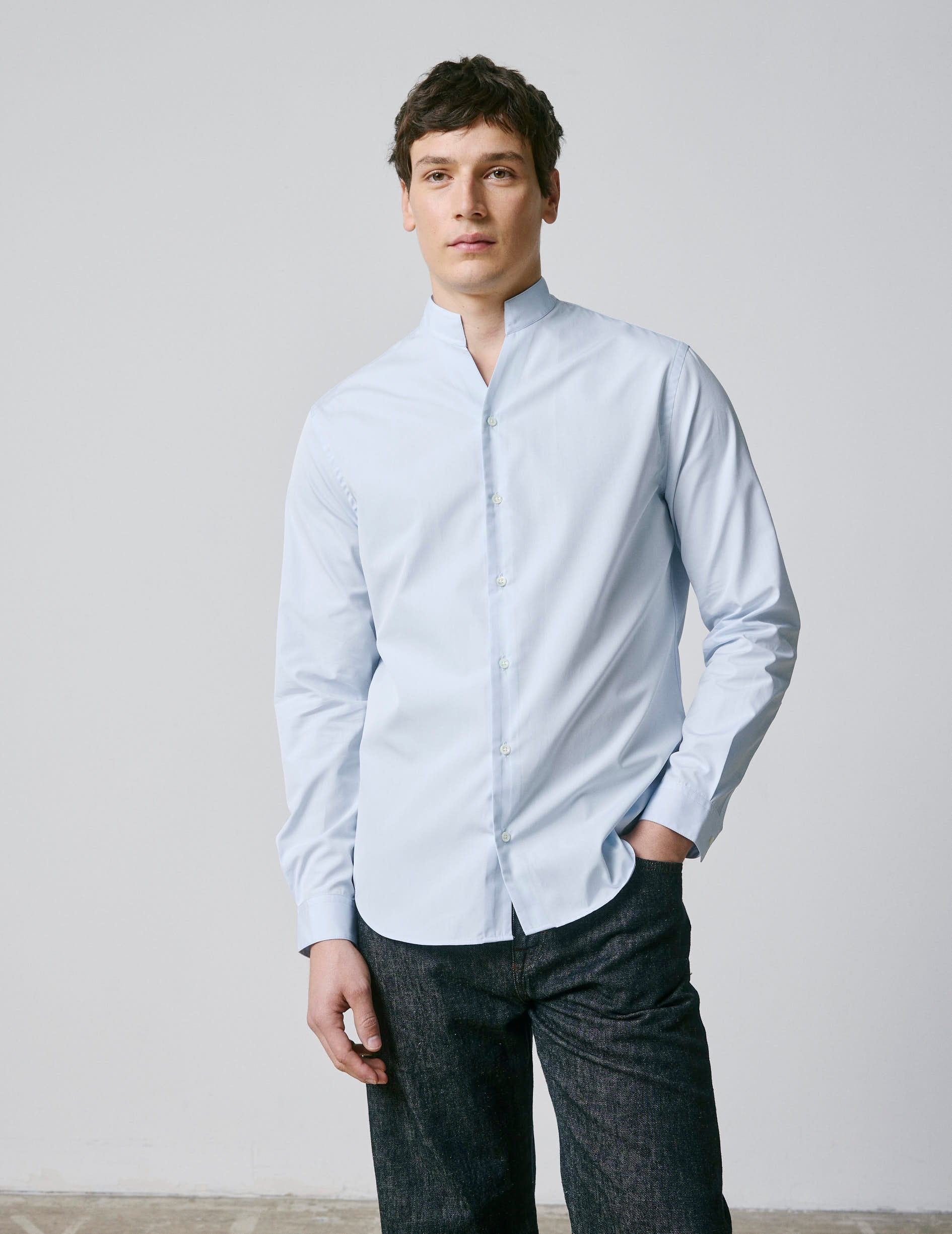 Camisa Carl azul - Popeline - Colarinho reto aberto