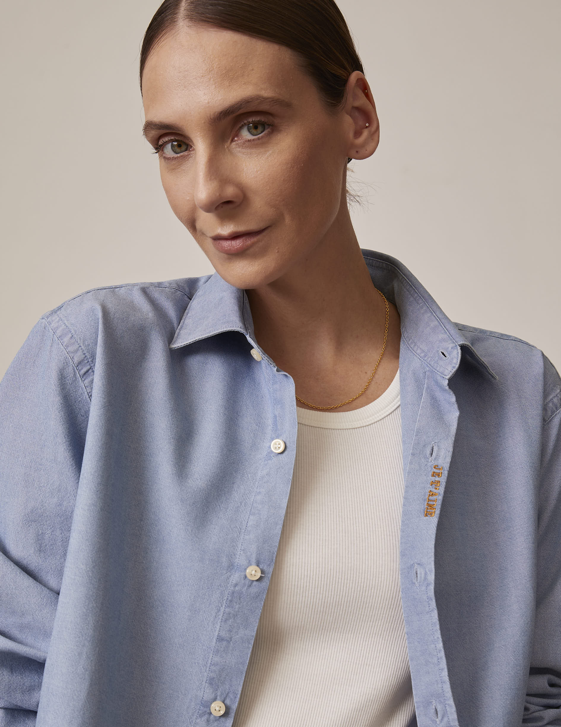 blue "Je t'aime” unisex shirt with camel embroidery - Chambray - Figaret Collar