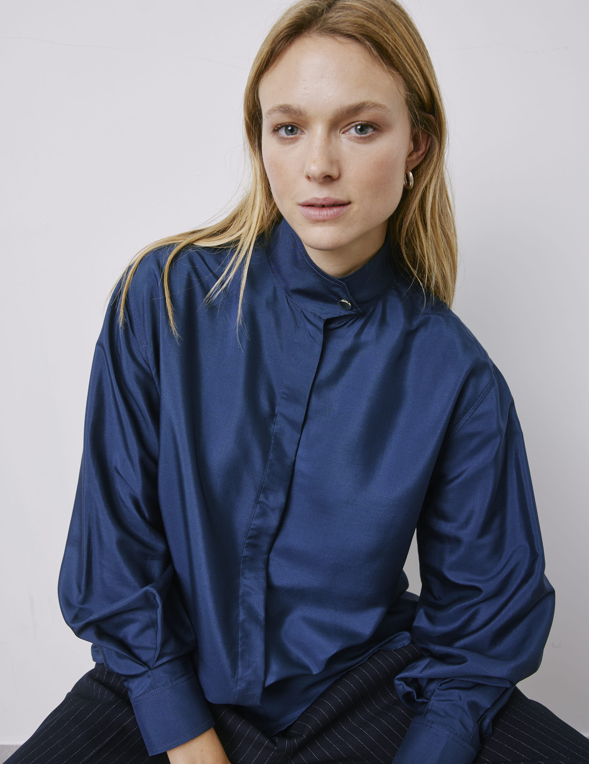 Chemise Innaée gorge cachée bleu marine - Soie - Col Droit montant pointe