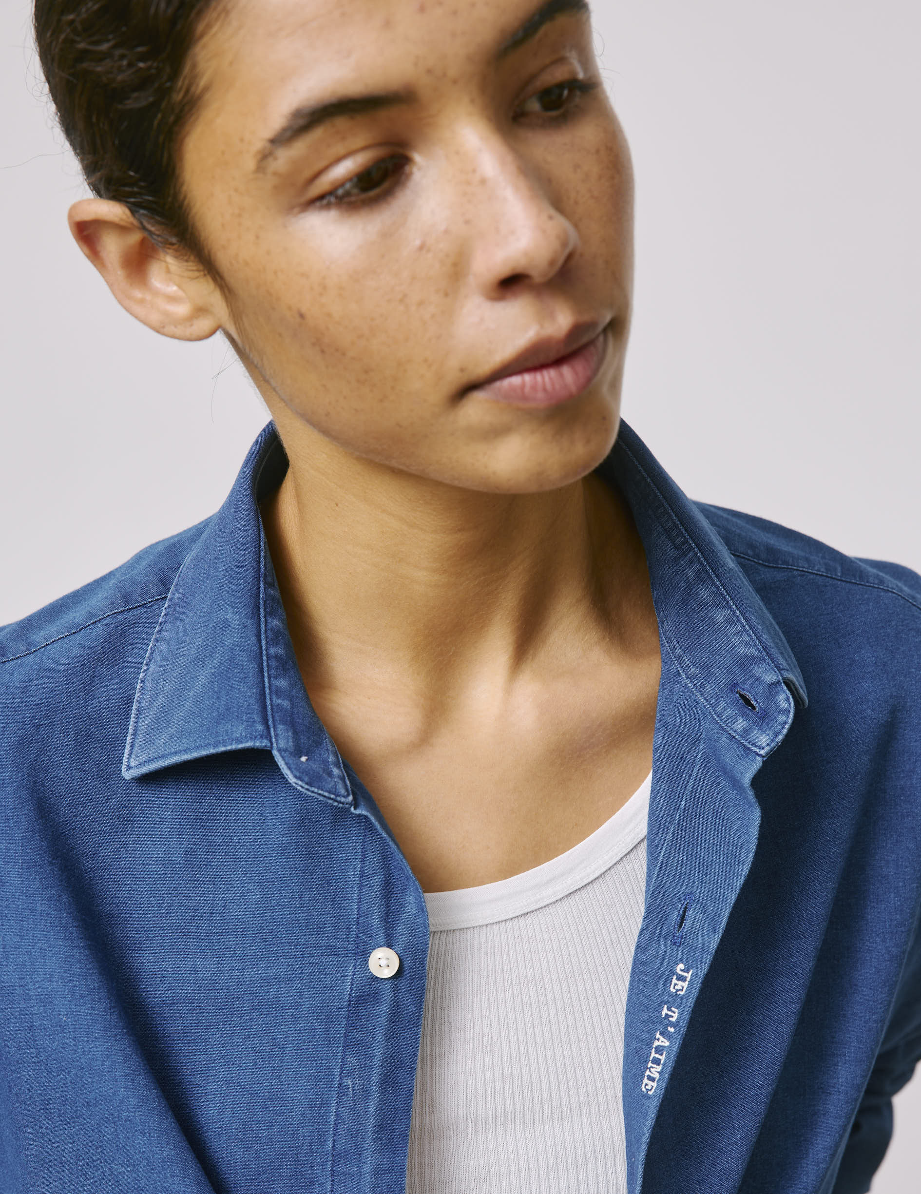 Denim "Je t'aime" unisex shirt with off-white embroidery - Denim - Figaret Collar