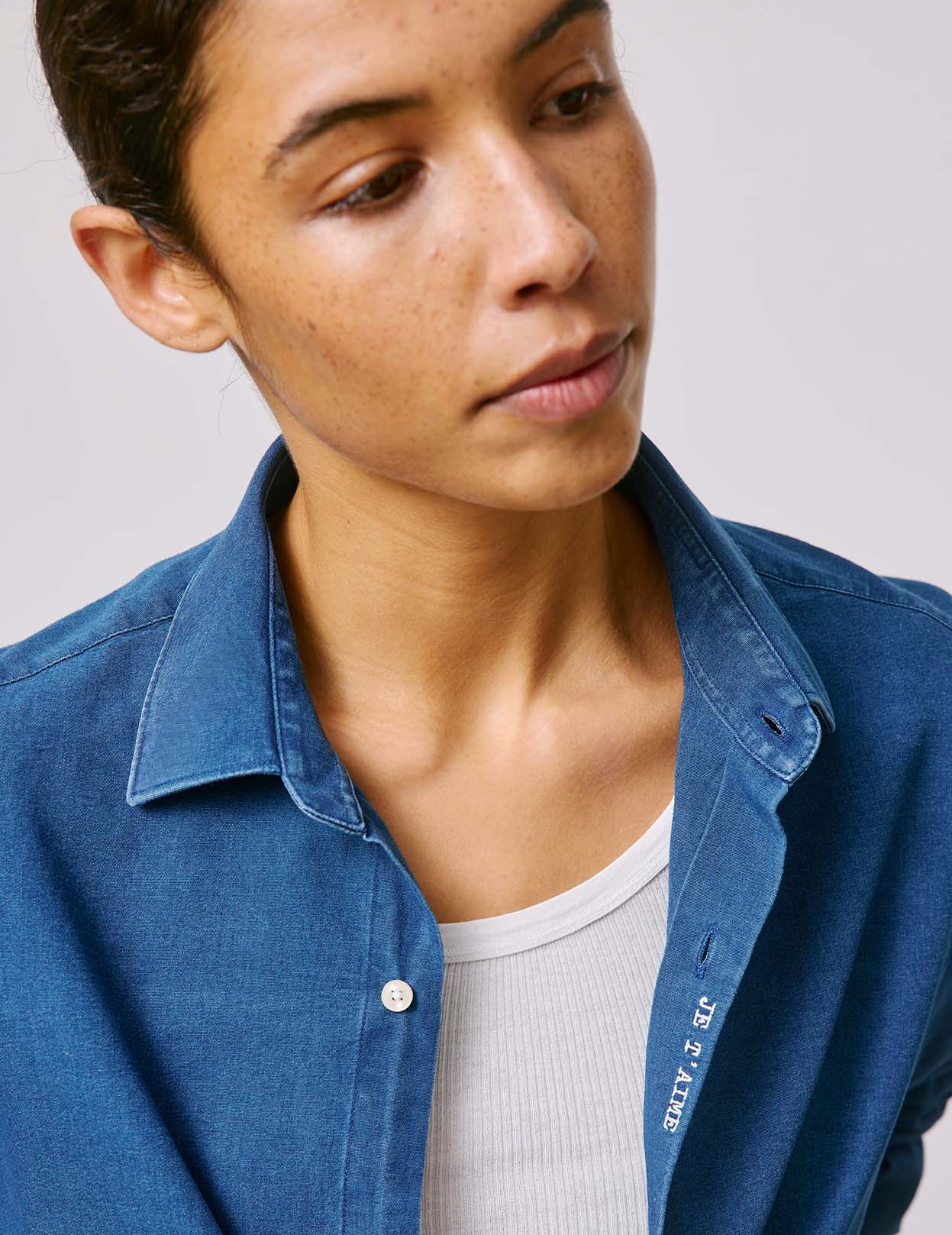 Unisex Denim "Je t'aime" shirt - Denim - Figaret Collar