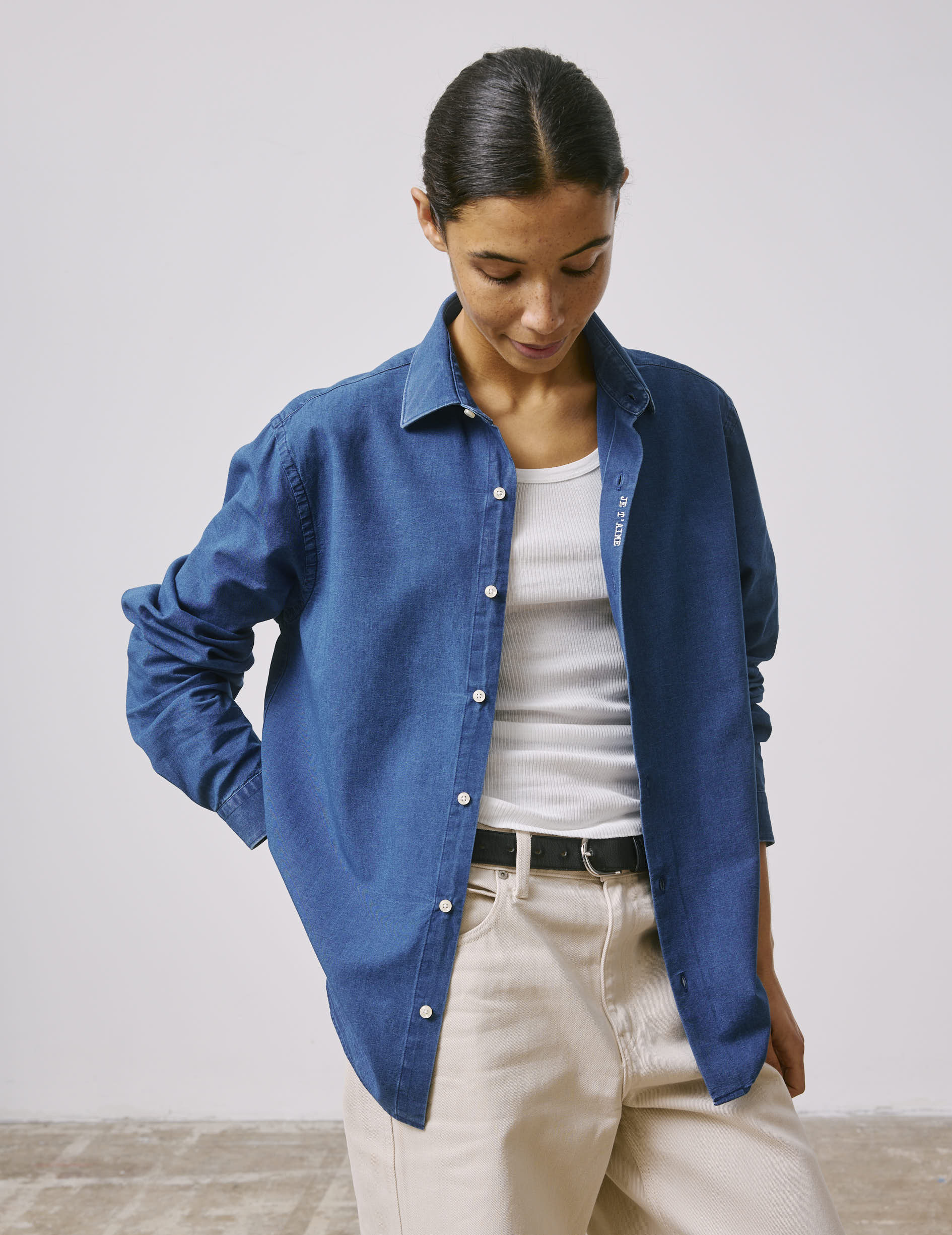 Denim "Je t'aime" unisex shirt with off-white embroidery - Denim - Figaret Collar