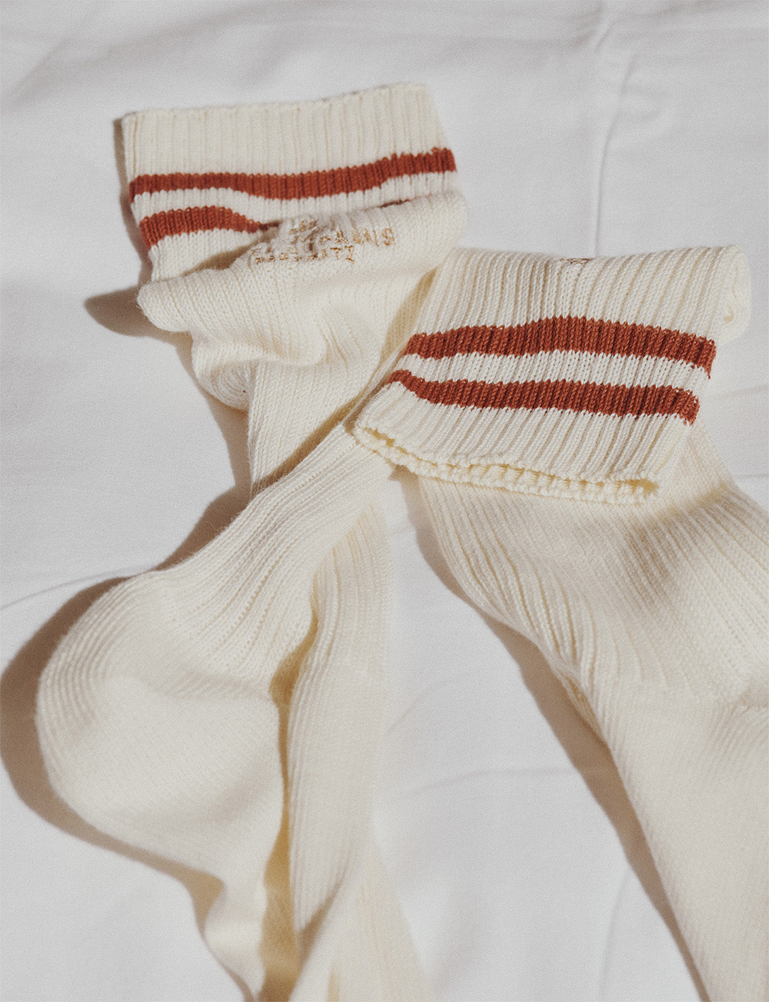 Chaussettes côtelées écrues rayures orange rouille