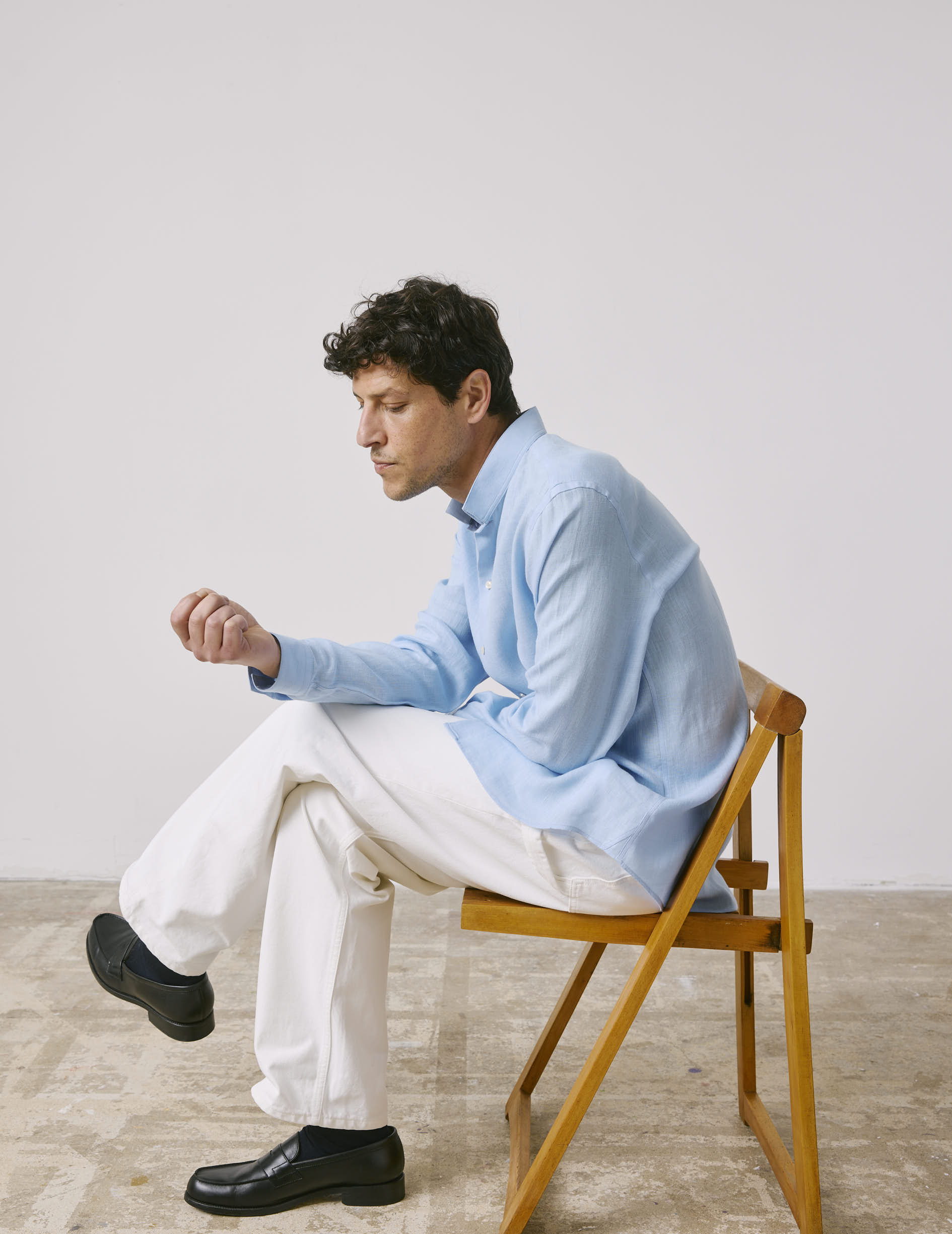 Light blue linen semi-fitted shirt - Linen - Reverse Collar