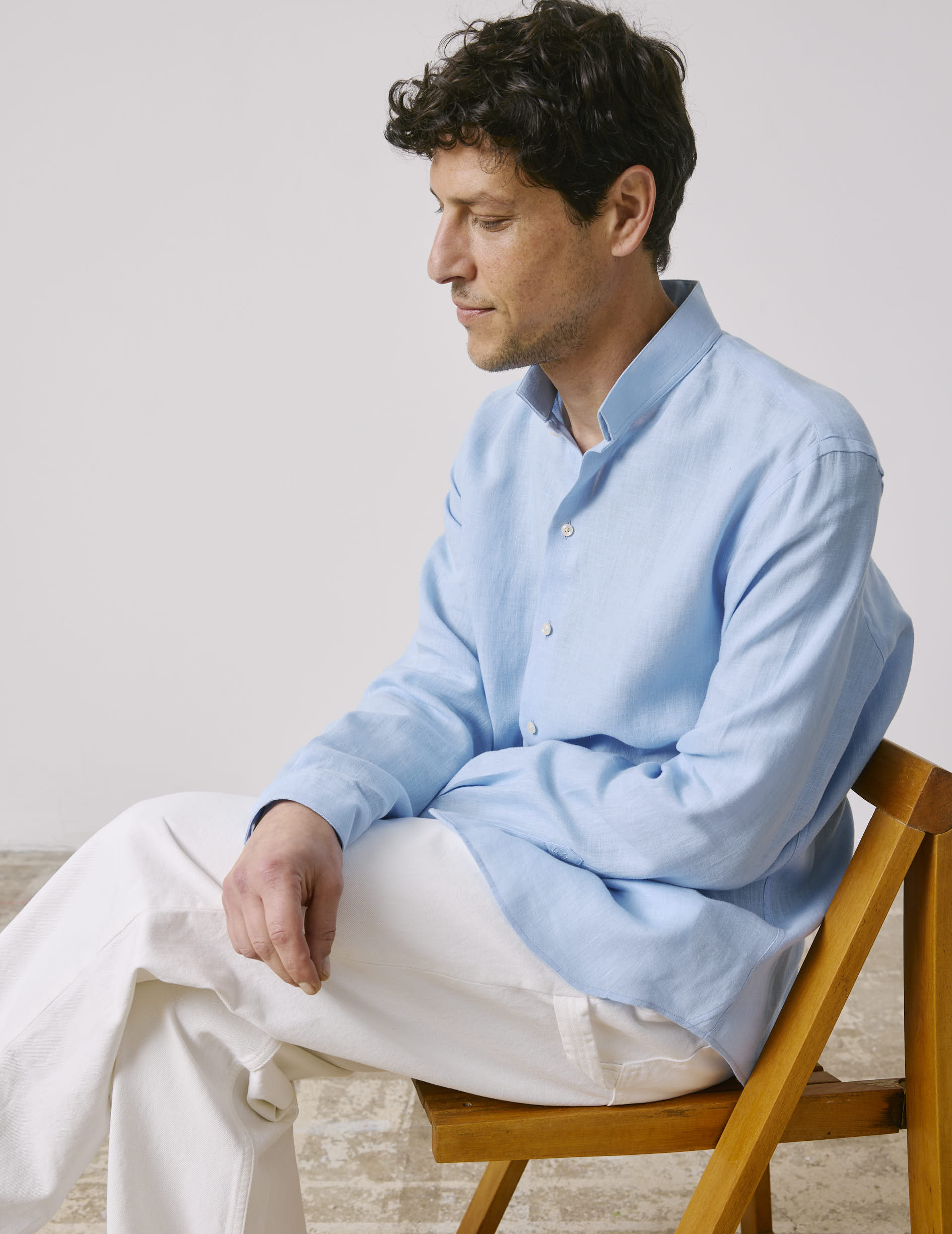 Light blue linen semi-fitted shirt - Linen - Reverse Collar