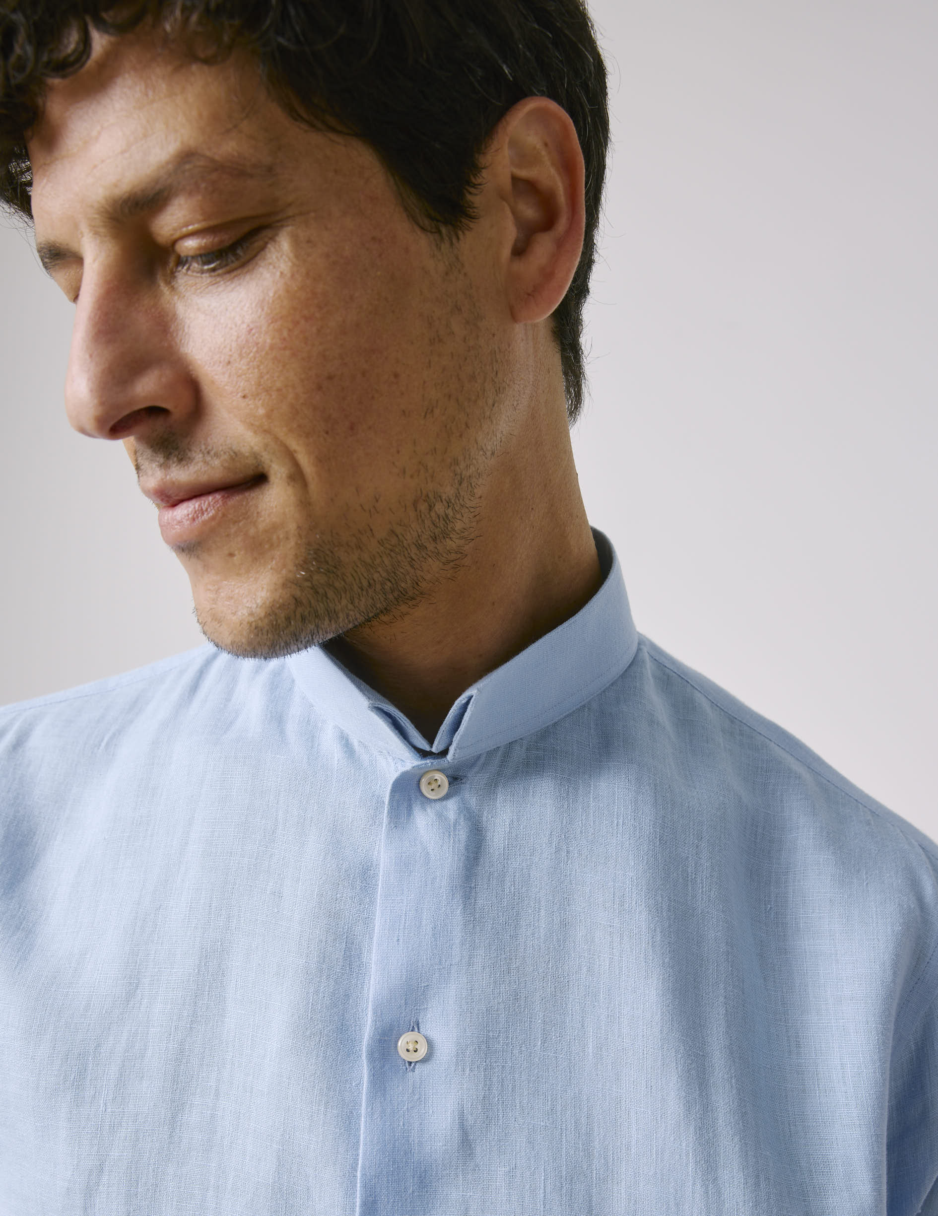 Light blue linen semi-fitted shirt - Linen - Reverse Collar