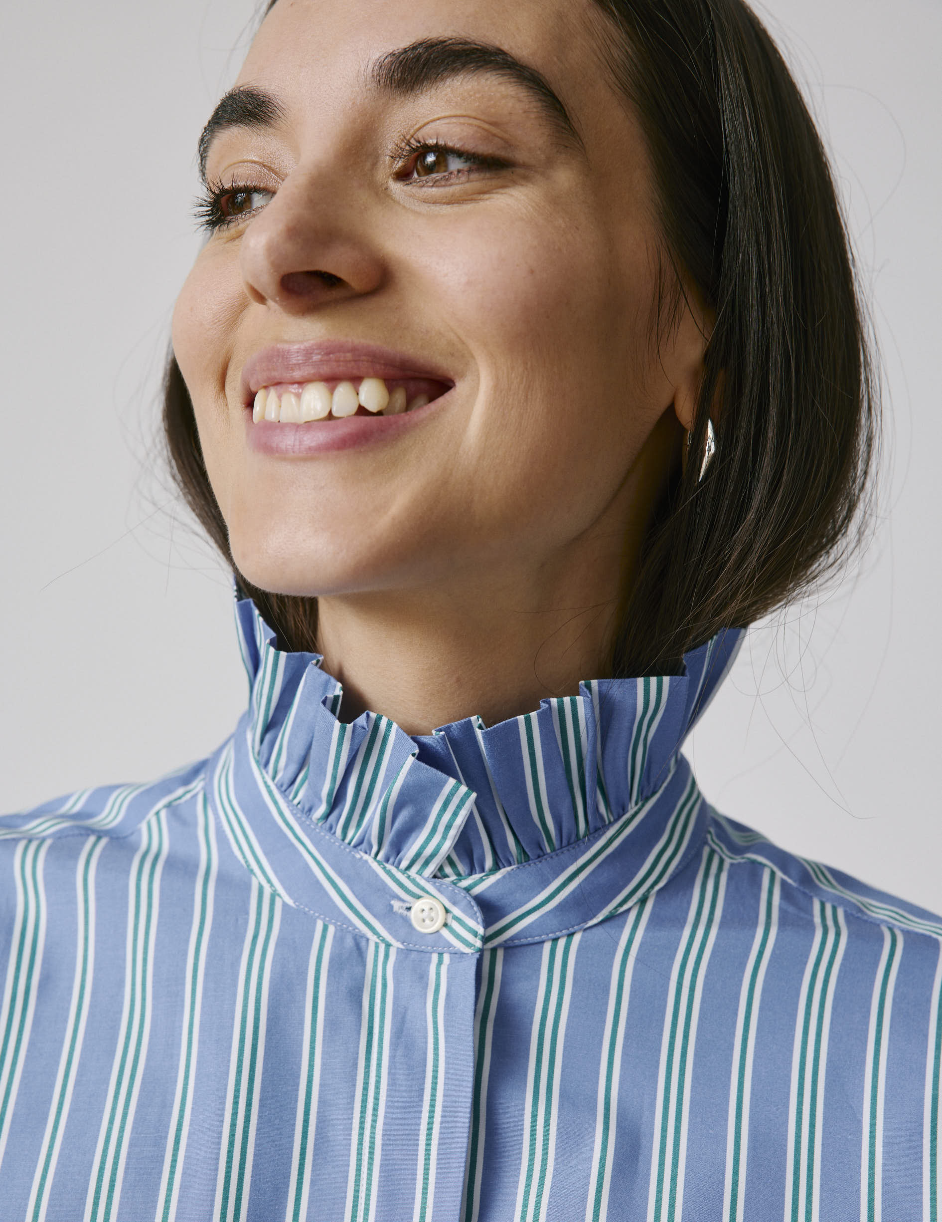 Chemise Laurine gorge cachée rayée bleue - Popeline - Col Victorien