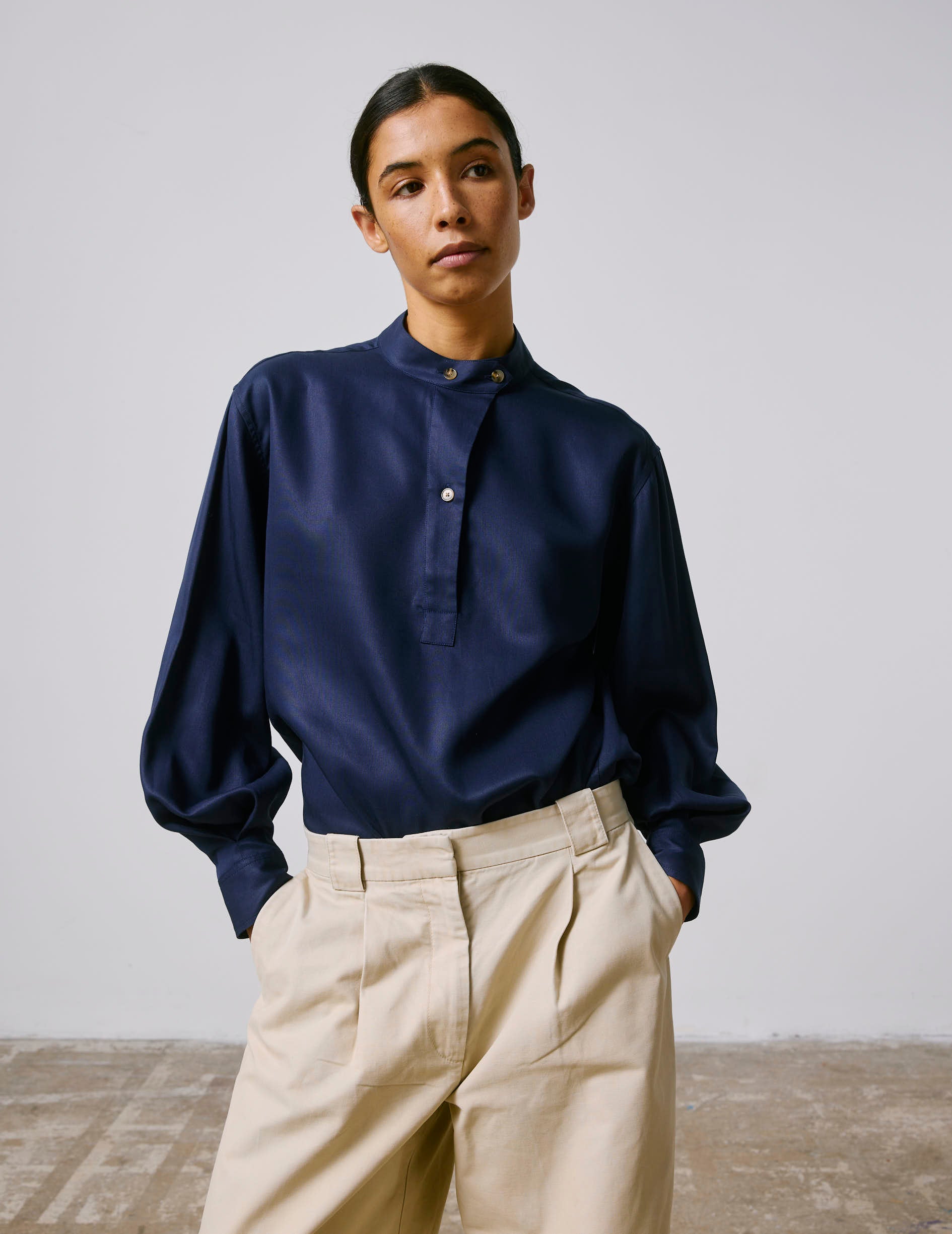 Chemise popover Nessa rayée bleu marine - Twill - Col Officier en pointe déportée