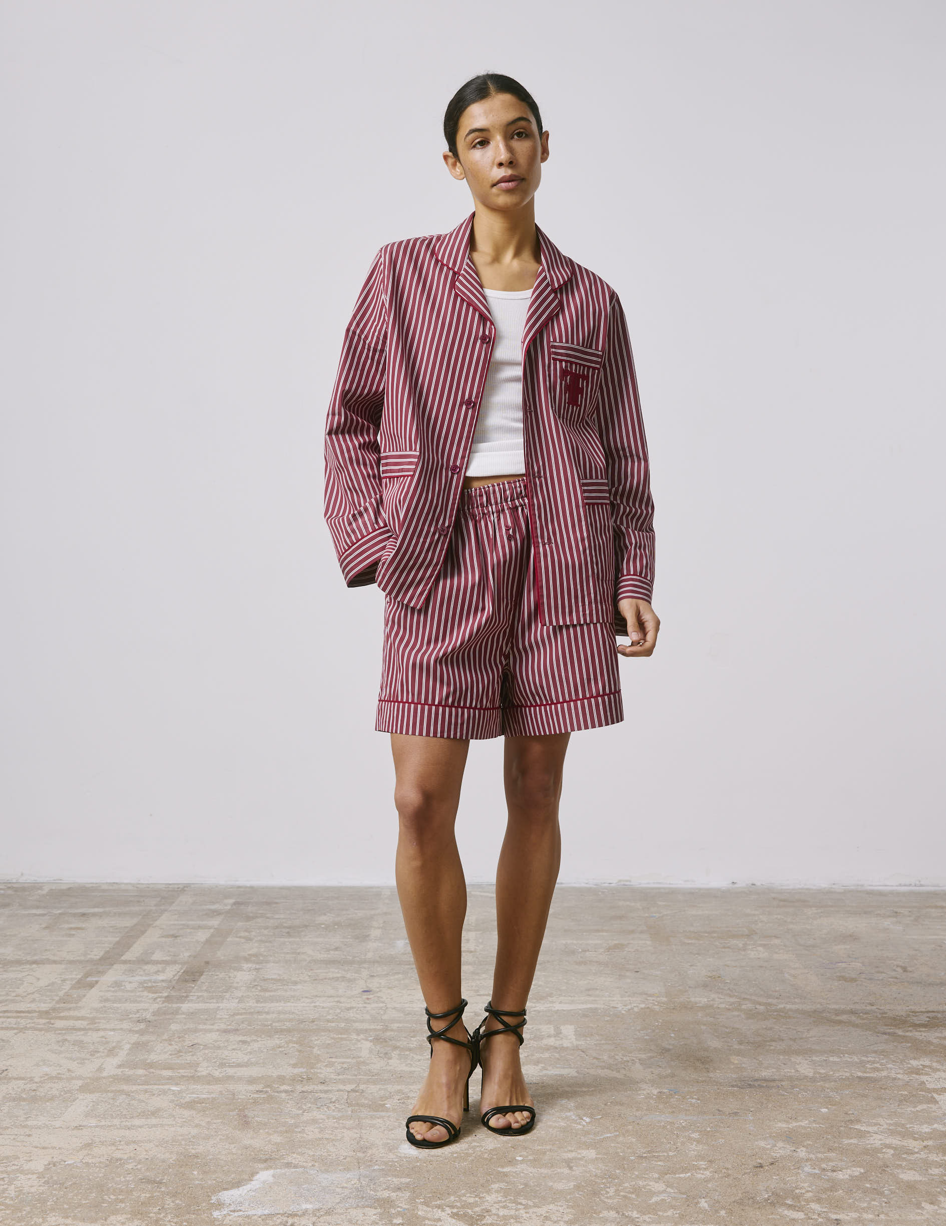 Nina shorts in burgundy crepe