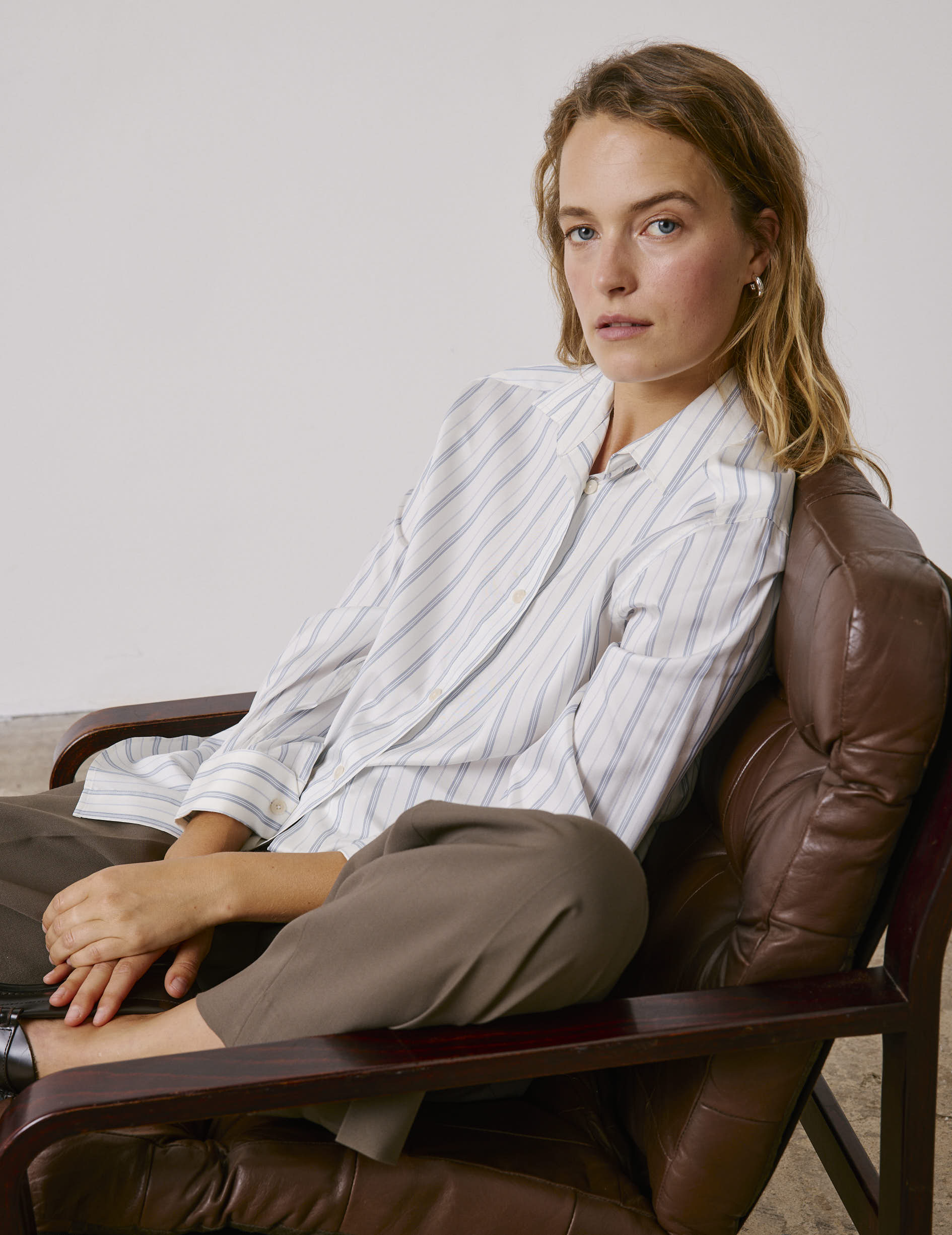Chemise Hannah rayée bleu clair - Soie - Col Chemise - Poignets Mousquetaires