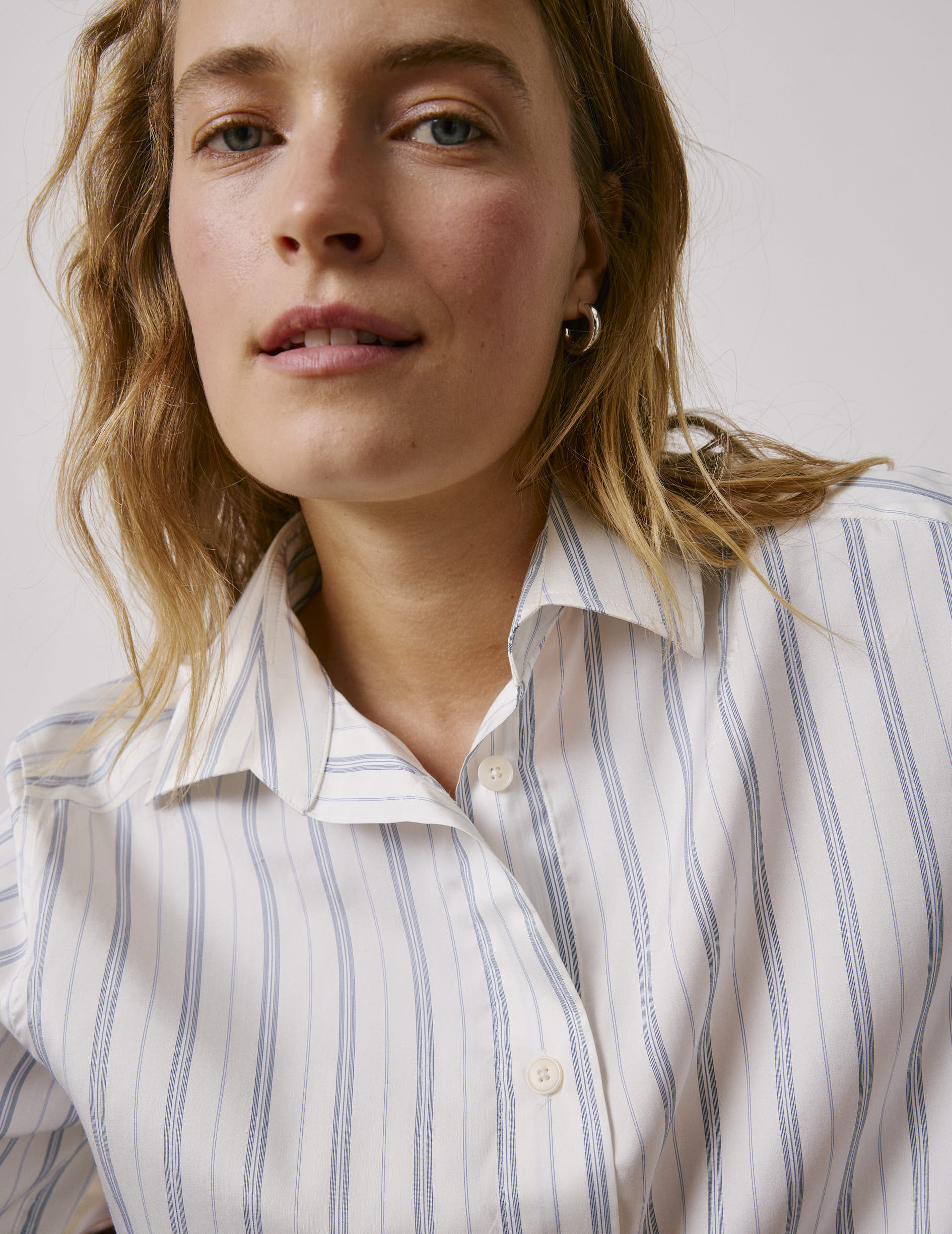 Chemise Hannah rayée bleu clair - Soie - Col Chemise - Poignets Mousquetaires