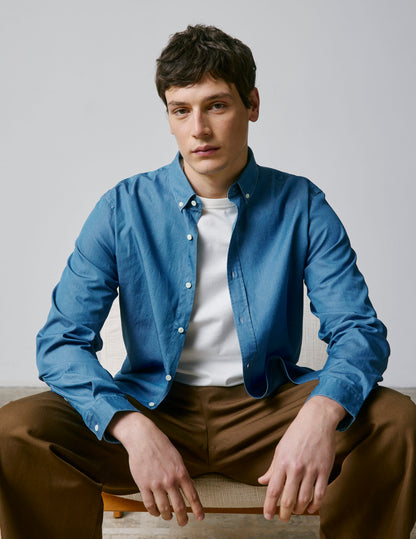 Semi-fitted blue shirt
