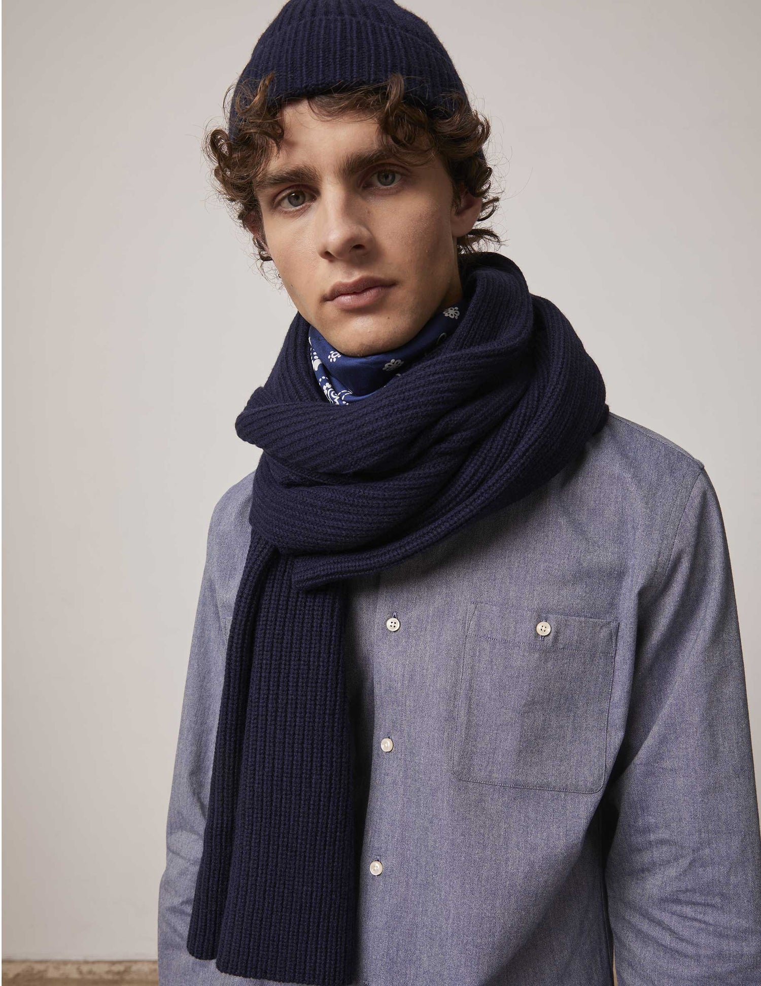 Navy blue cashmere and knit scarf