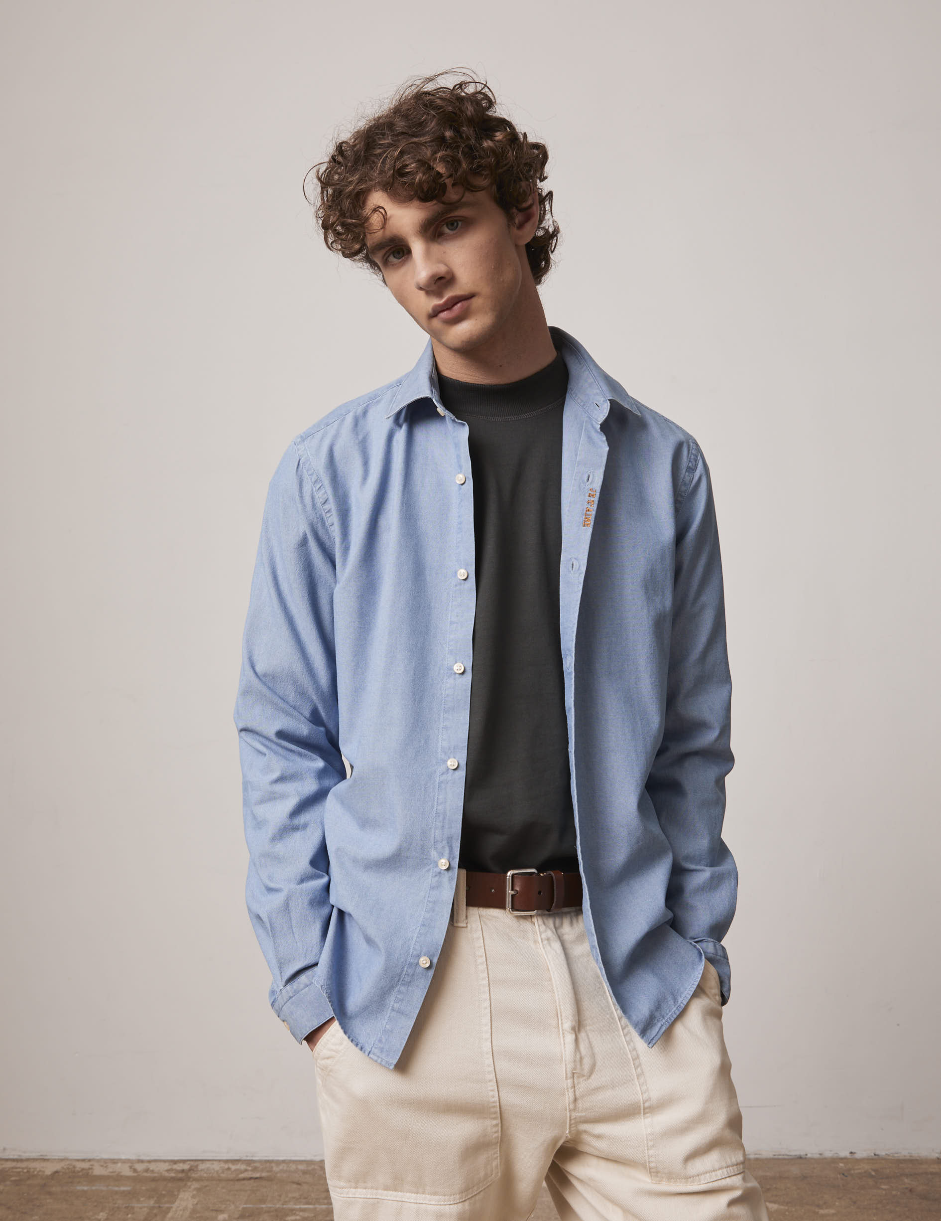 blue "Je t'aime” unisex shirt with camel embroidery - Chambray - Figaret Collar