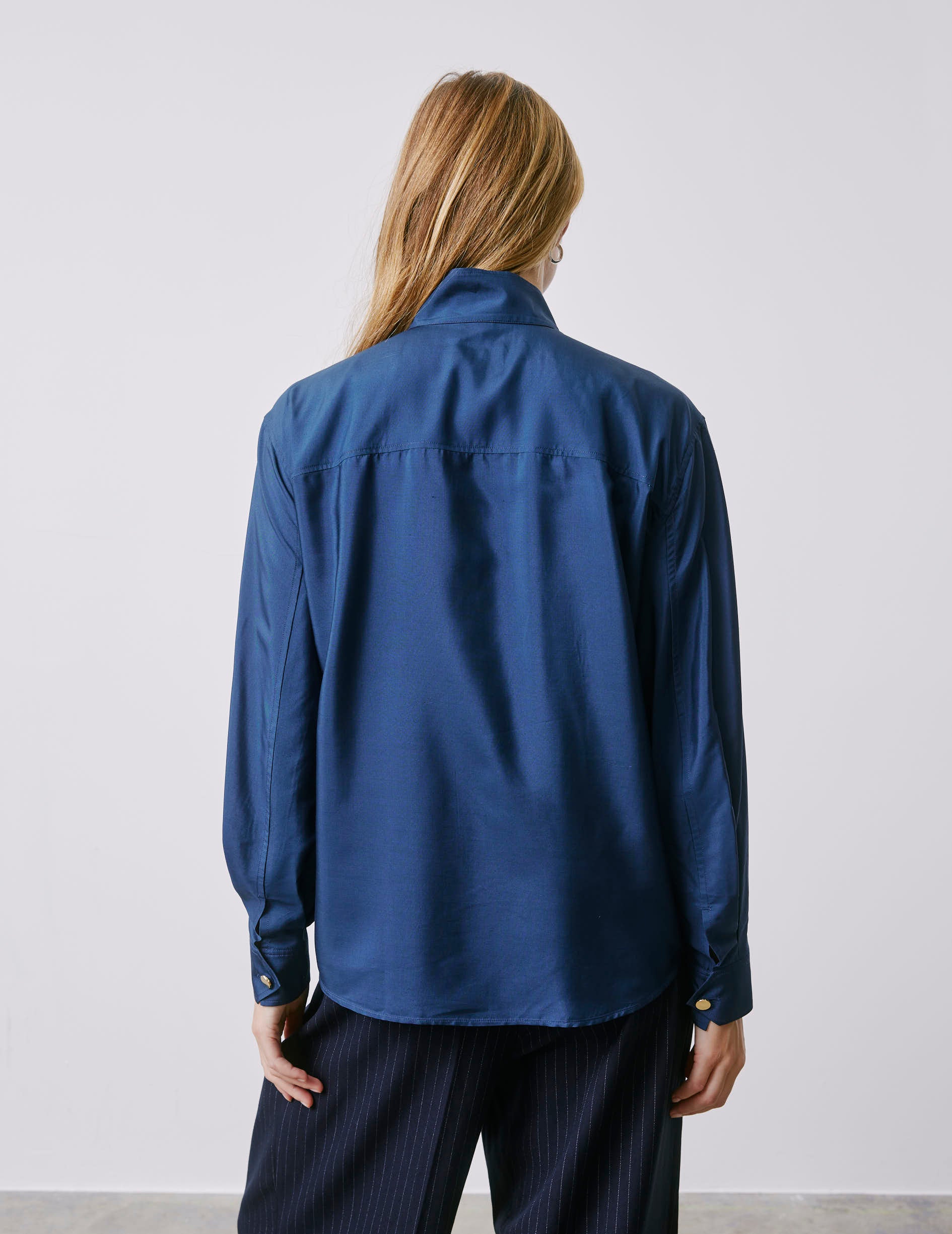 Chemise Innaée gorge cachée bleu marine - Soie - Col Droit montant pointe