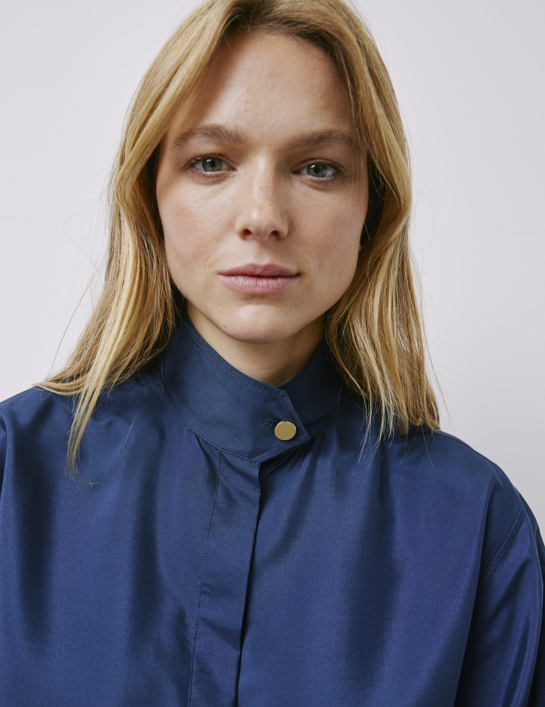 Chemise Innaée gorge cachée bleu marine - Soie - Col Droit montant pointe