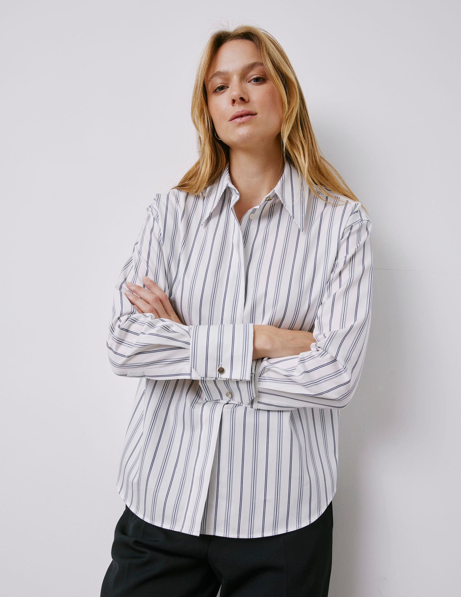 Chemise Irisa gorge cachée rayée bleu marine - Twill - Col Long - Poignets Mousquetaires#3