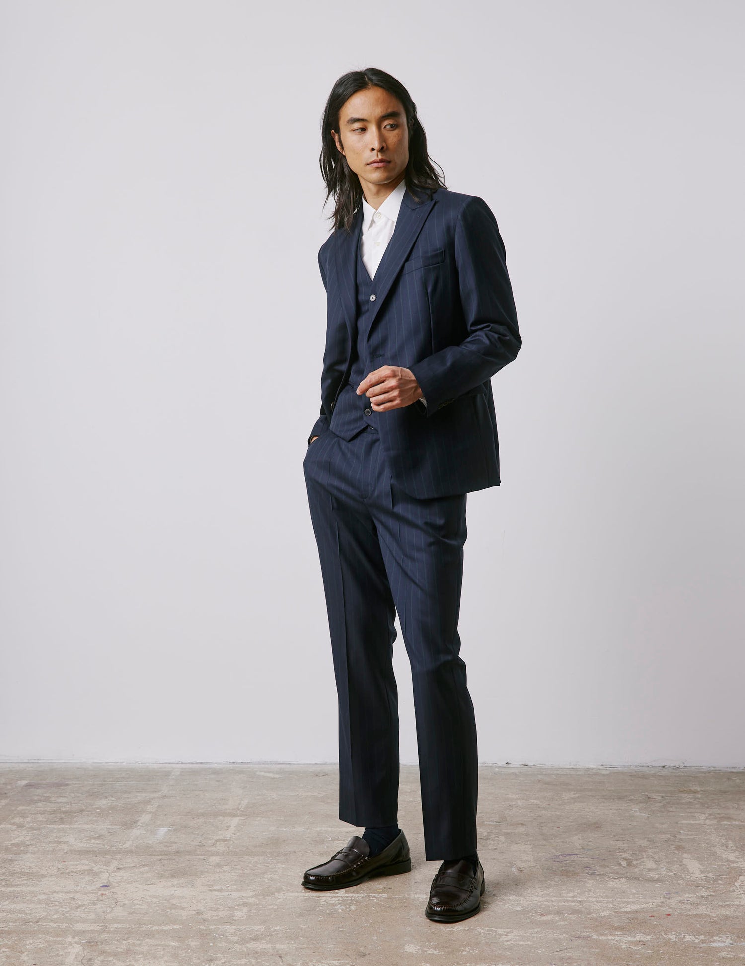 Pantalon de costume Driss en laine vierge marine rayé