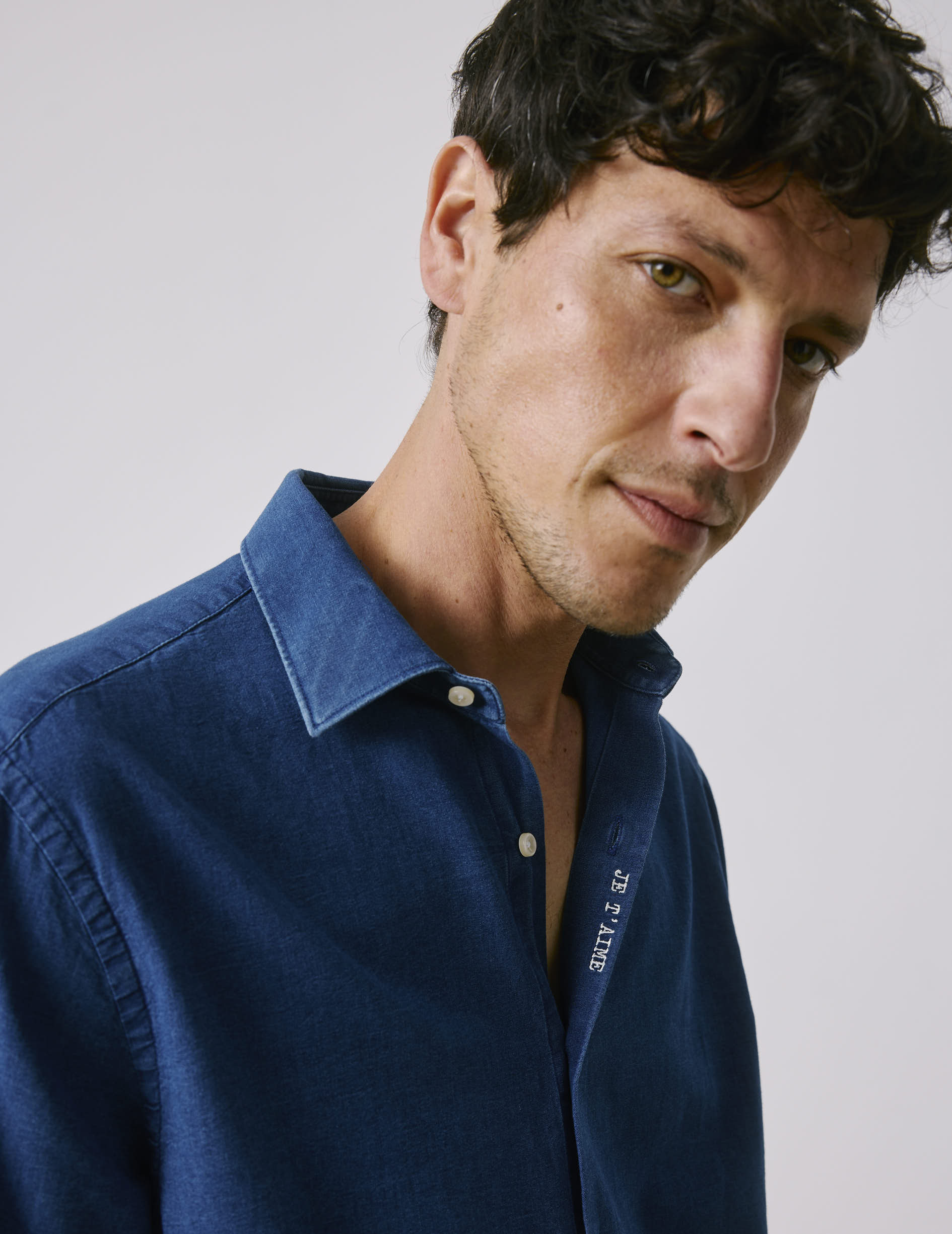 Denim "Je t'aime" unisex shirt with off-white embroidery - Denim - Figaret Collar