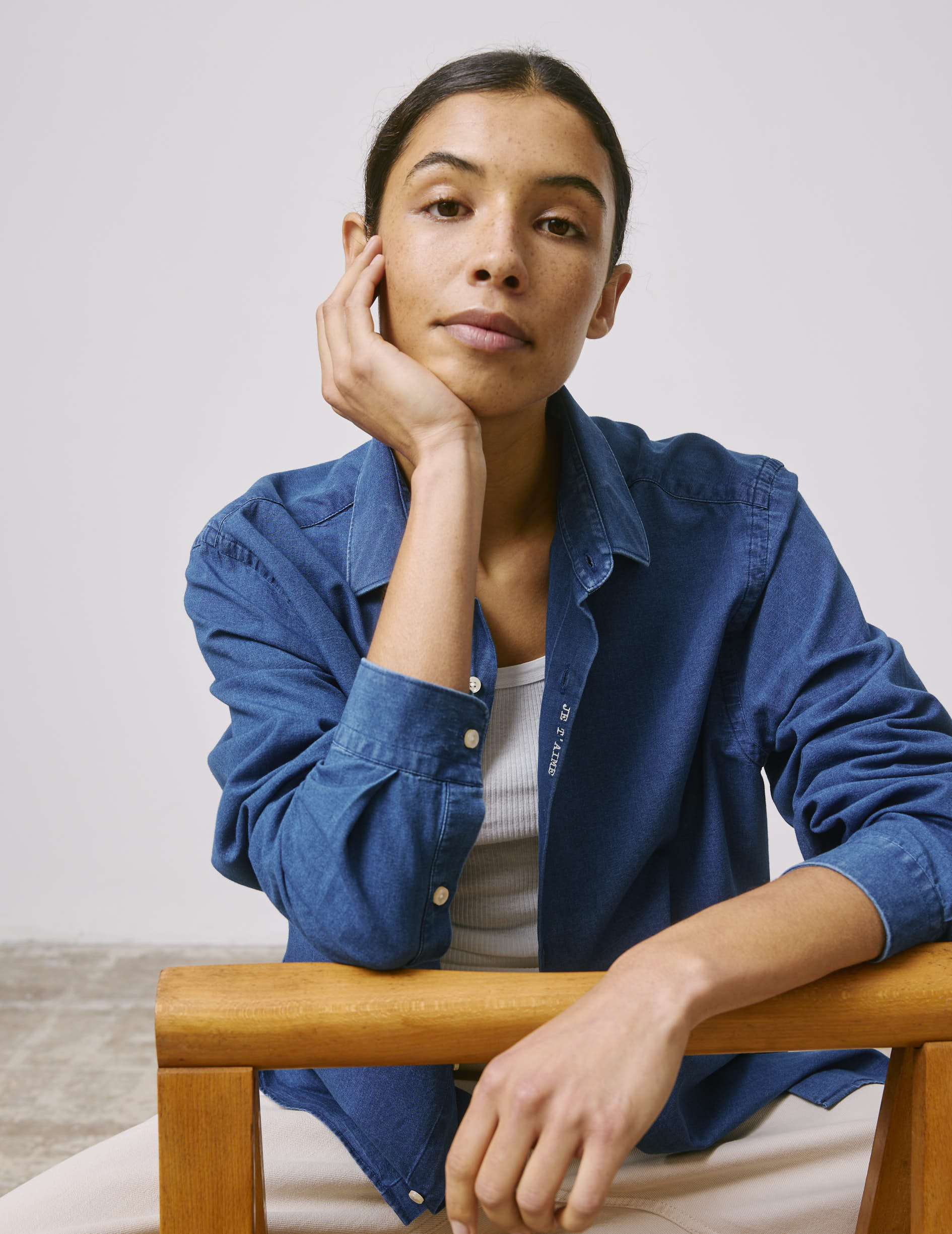 Denim "Je t'aime" unisex shirt with off-white embroidery - Denim - Figaret Collar