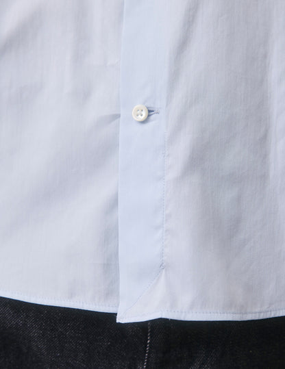 Semi-fitted light blue shirt