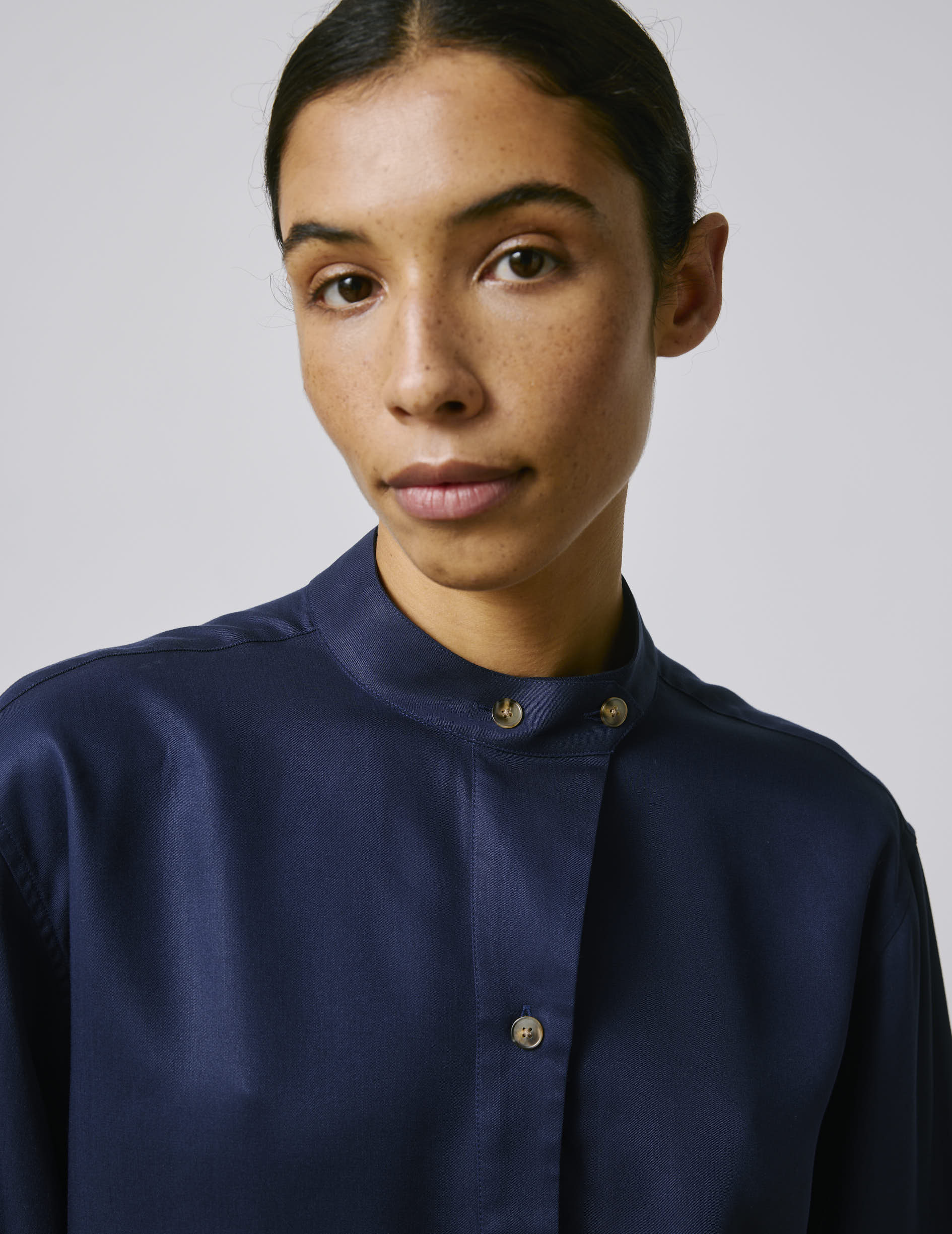 Chemise popover Nessa rayée bleu marine - Twill - Col Officier en pointe déportée