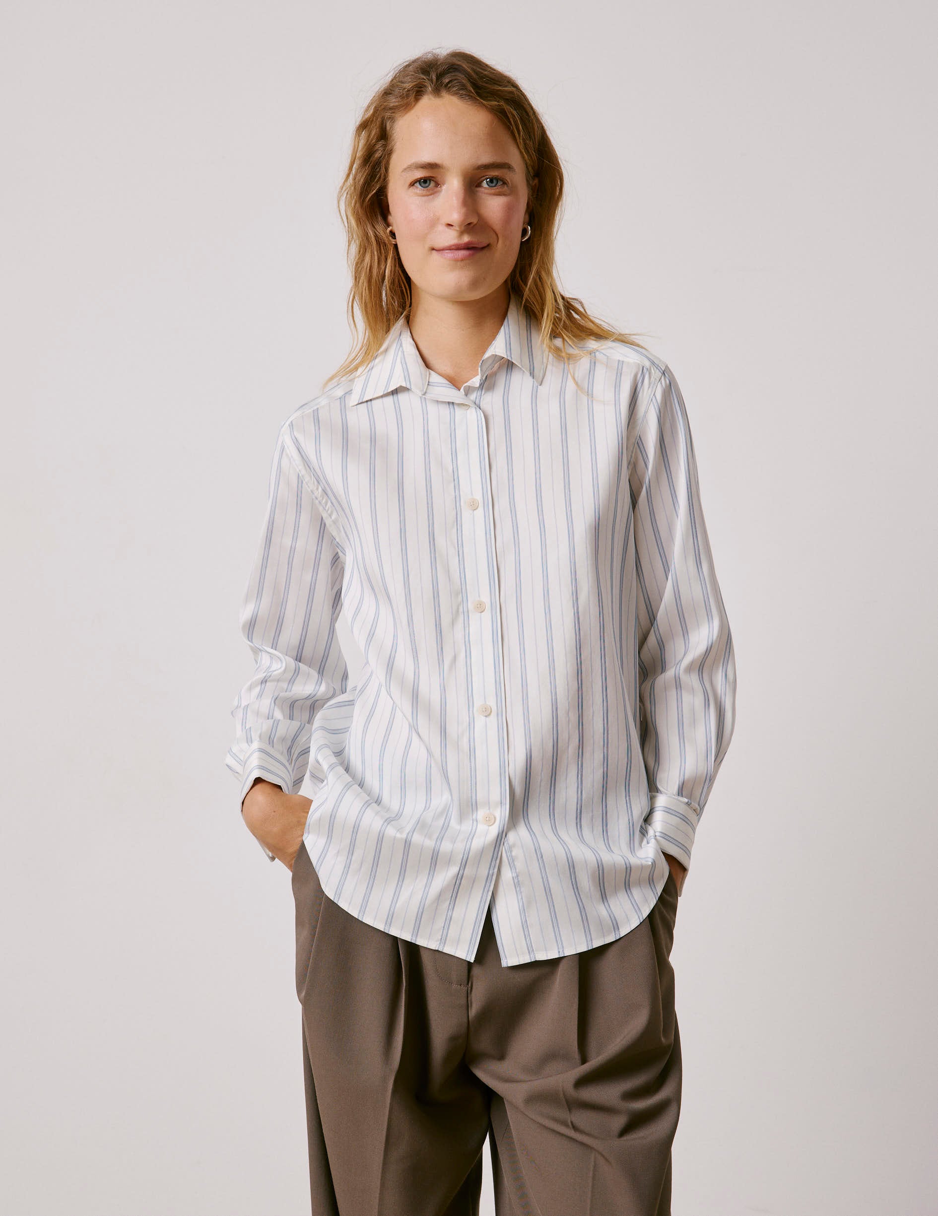 Chemise Hannah rayée bleu clair - Soie - Col Chemise - Poignets Mousquetaires