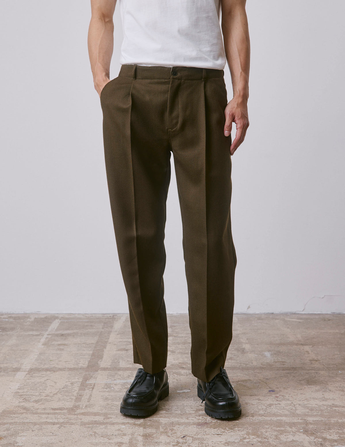 Pantalon Nataneo en laine vierge kaki