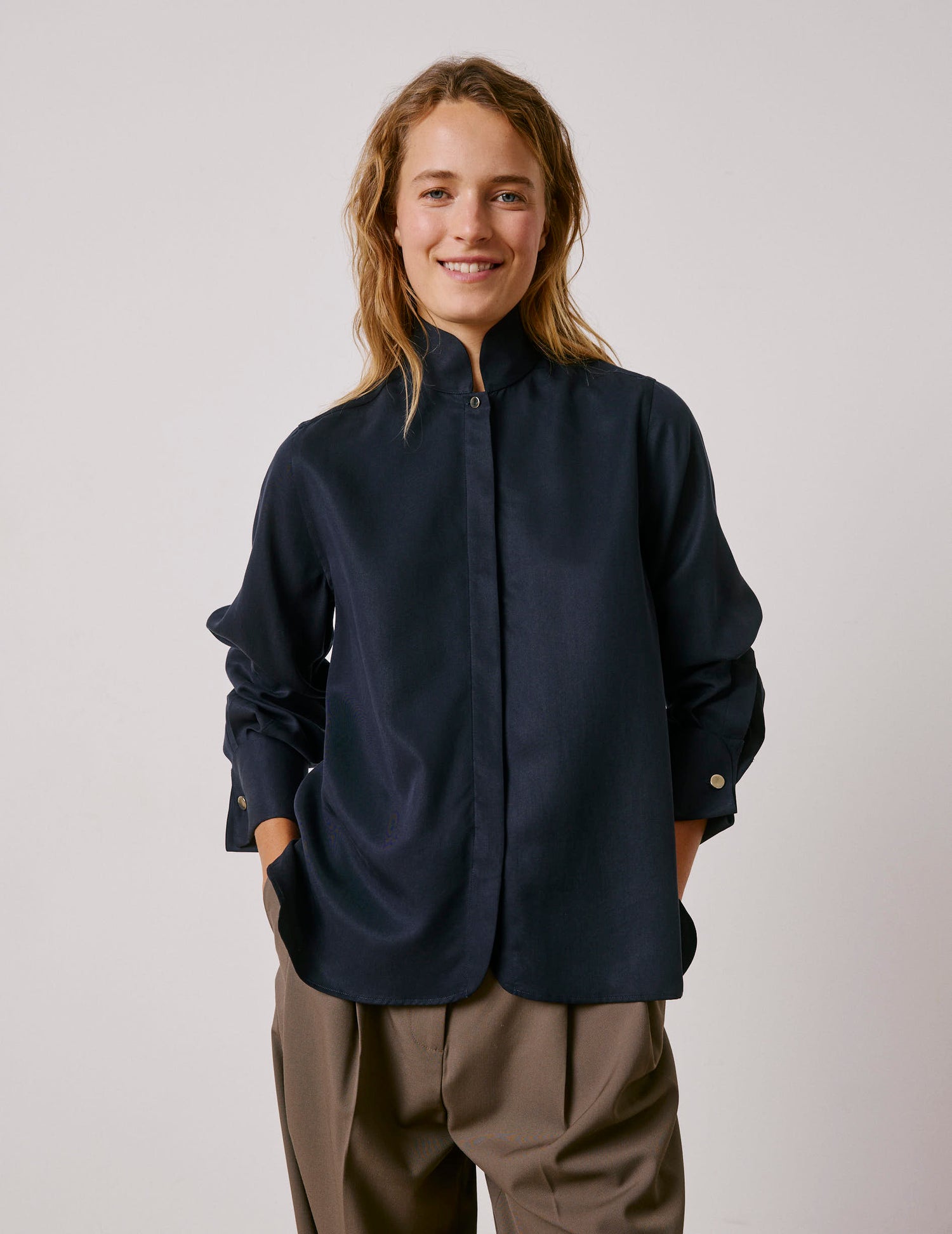 Chemise Peyton en lyocell bleu marine - Twill - Col Arrondi montant - Poignets Mousquetaires#3