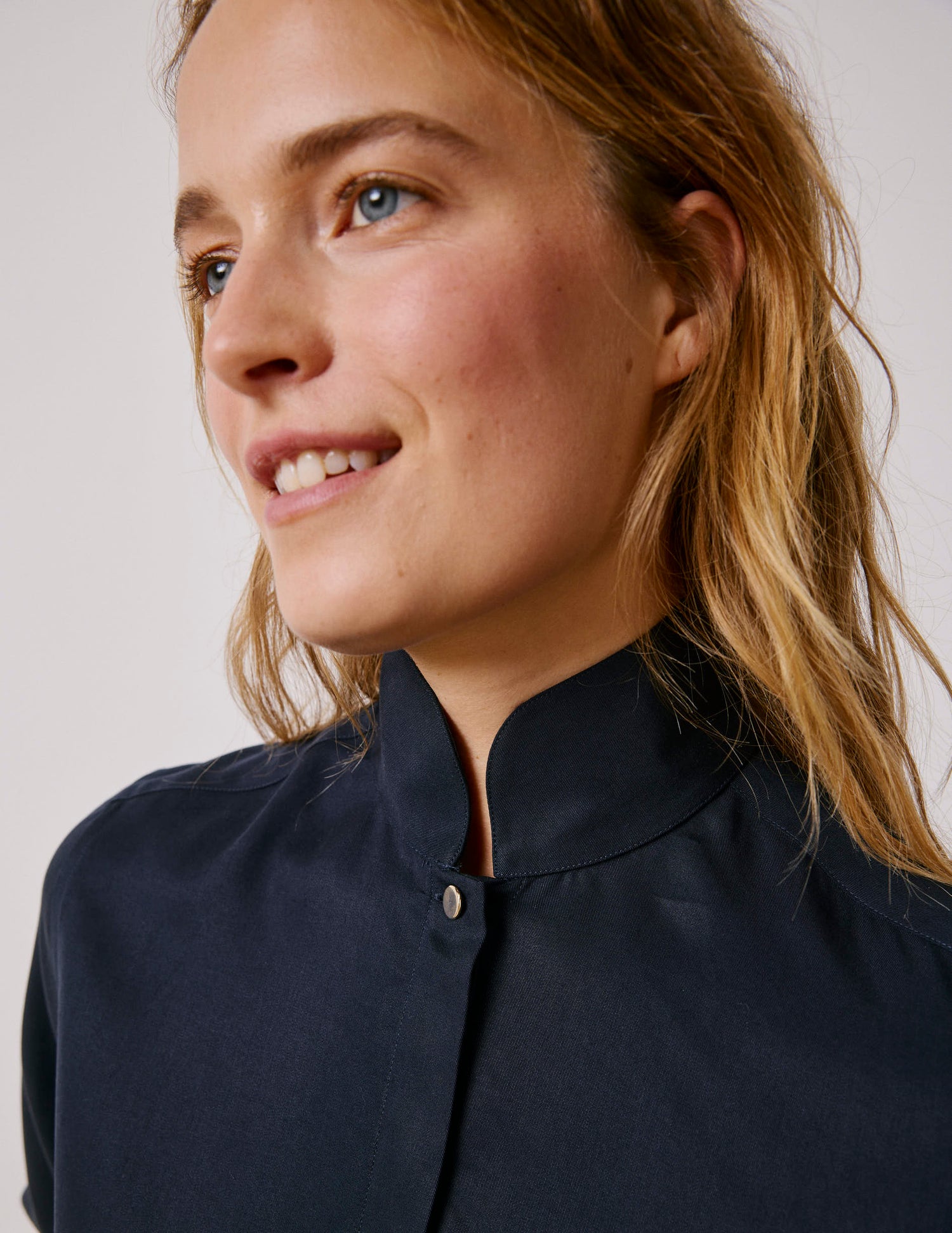 Chemise Peyton en lyocell bleu marine - Twill - Col Arrondi montant - Poignets Mousquetaires#4