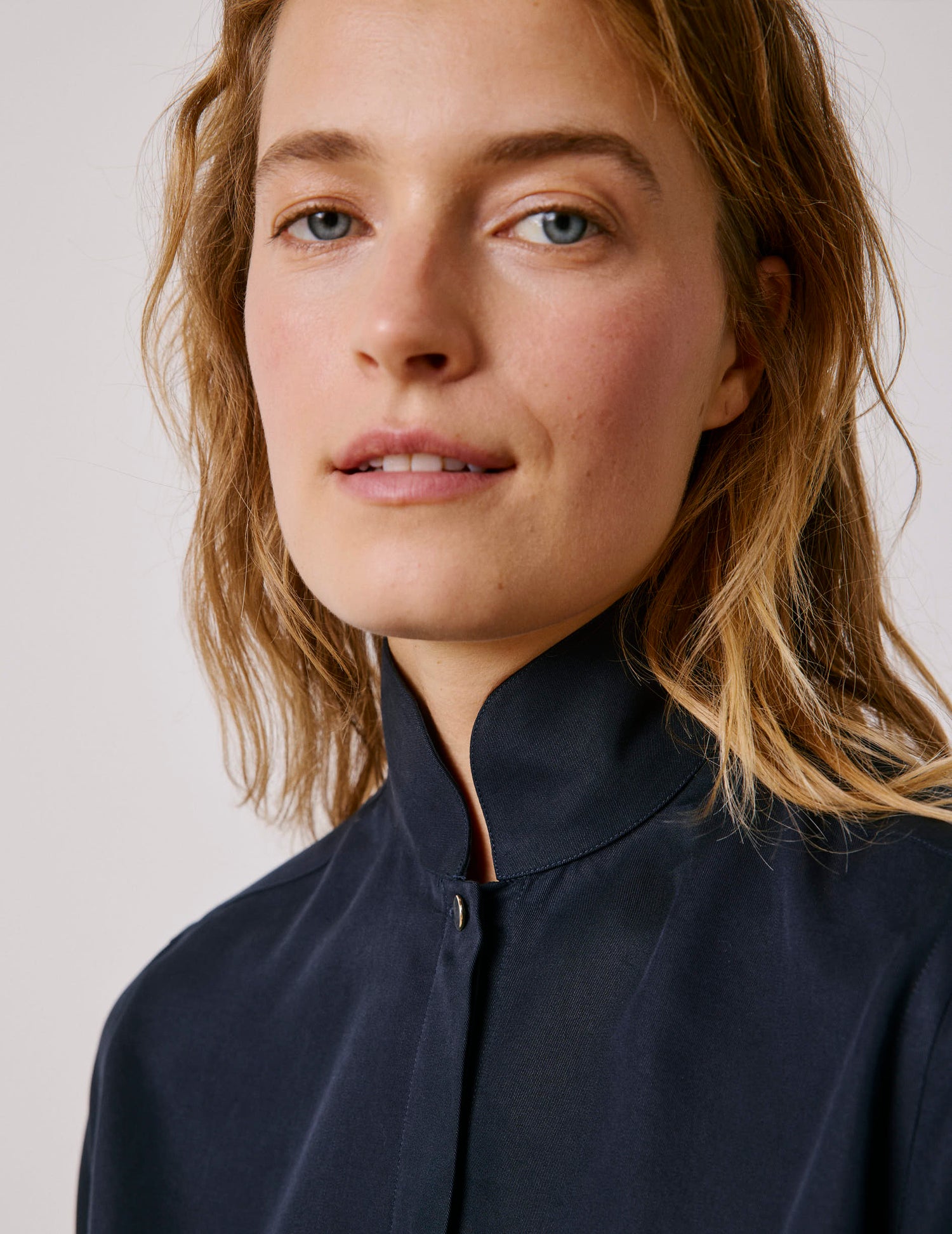 Chemise Peyton en lyocell bleu marine - Twill - Col Arrondi montant - Poignets Mousquetaires