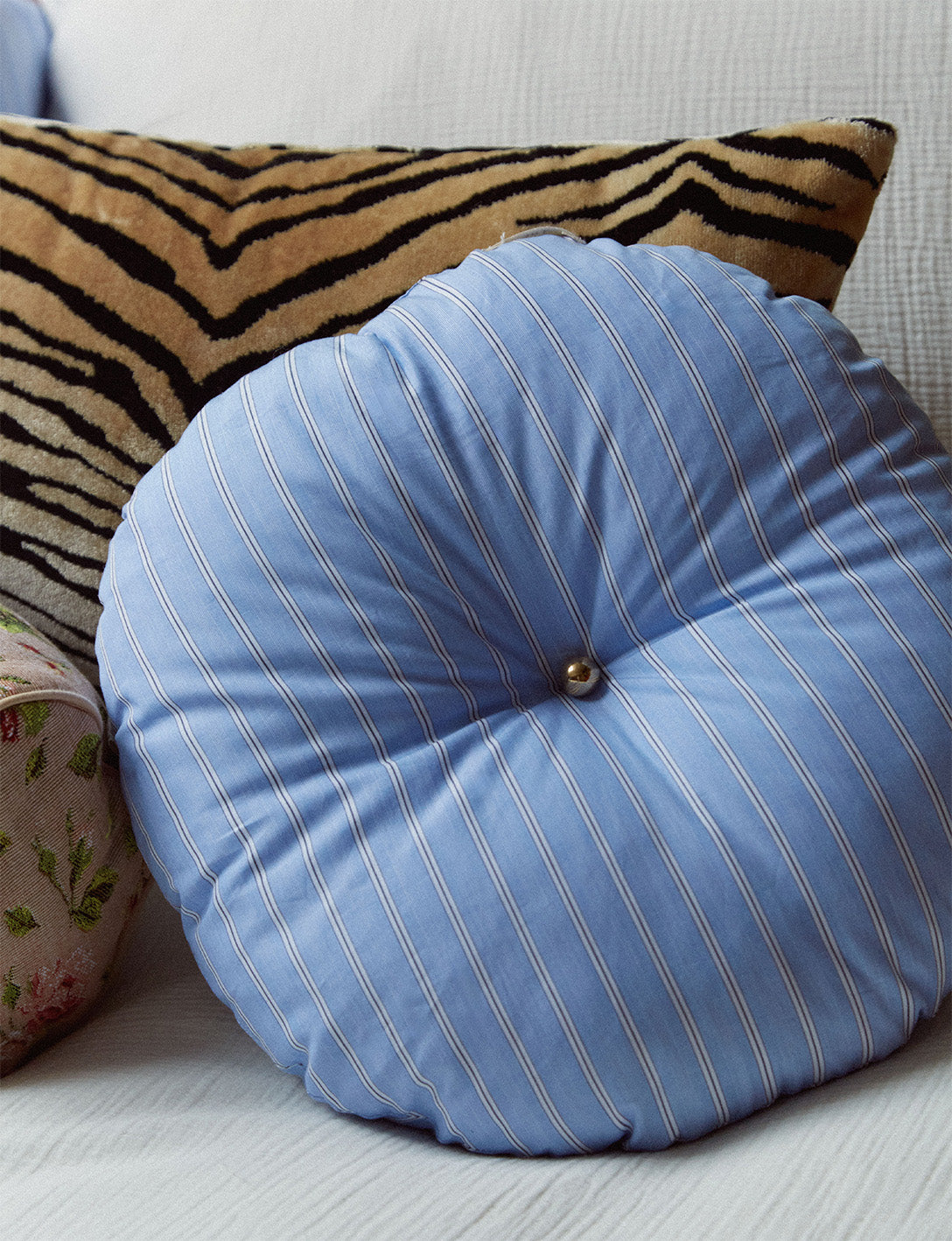 Coussin Pandoro en popeline rayée bleue
